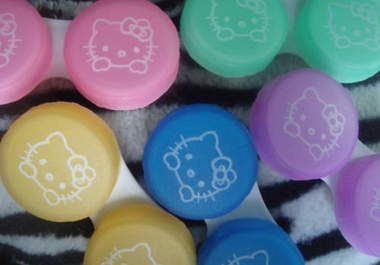 create a black and white hello kitty painting big2