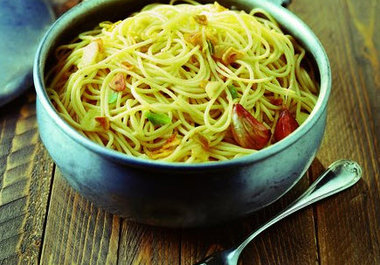 tell you how to cook the real "Spaghetti aglio olio" italian recipe in 10 minutes big1