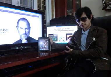 take 5 SUPER high quality photos in front of a huge tv to promote your product big1