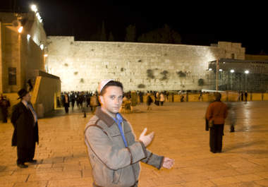 place your wish notes in the Western Wall in Jerusalem big1